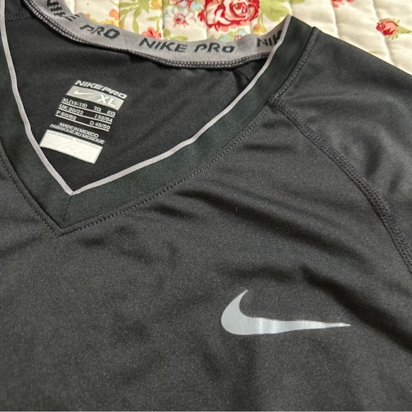 Nike Pro V-Neck Fitted Shirt size XL 16-18 - Picture 5 of 5